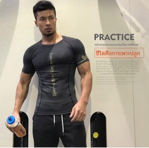 Quick Dry ระบายอากาศได้ดี เสื้อยืดกีฬาผู้ชายคอกลมแขนสั้นเสื้อรัดกล้ามเนื้อ ยืดได้ ลำลอง เสื้อผ้าออกกําลังกาย โพลีเอสเตอร์ ผ้า