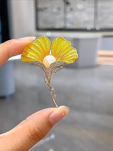 Golden Ginkgo Leaf Brooch with Pearl & Enamel Sparkling Zirconia Corsage for Blazer Kawaii Nature Inspired Gift  Light Luxury Daily Accessory