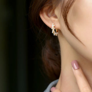 New Fashionable Advanced Sense Pearl Hoop Earrings Light Luxury Elegant Temperament Earrings Unique Design Women Earrings Sweet Accessories