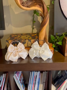 ( เเถมฟรีสร้อยคอ) กระเป๋าราตรีถือกลางคืนรุ่น  faver เเต่งโบว์มาพร้อมสายสะพายใช้งาน 2 เเบบ มี  4 สี ดำ  ขาว  นู้ด เงิน