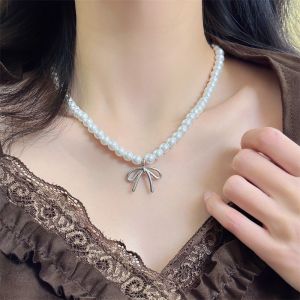 สร้อยคอจี้ผูกโบว์ไข่มุกสำหรับผู้หญิงสร้อยคอแบบติดไหปลาร้าประดับโบว์สำหรับเด็กผู้หญิงสร้อยคอสายโซ่ชายหาดสร้อยคอแฟชั่นสไตล์ฝรั่งเศสเครื่องประดับยอดนิยม