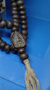 泰大名鼎鼎十大传奇法術高僧之一Wat Klang Bang Kaew龙普Boon(第一位督造座山佛及金达曼呢圣料的高僧)金达曼呢药肉制靠山佛(三大招财圣物之一又称座山佛/周所佛/靠山佛/老板佛/富贵佛)(参阅以下龙普Boon及金达曼呢简介)Very RareUniqueMaster Lp Boon 108pcs Big Size Jindamanee(Nua Yaa)Holy BeadWith Phra Chao Sua Amulet