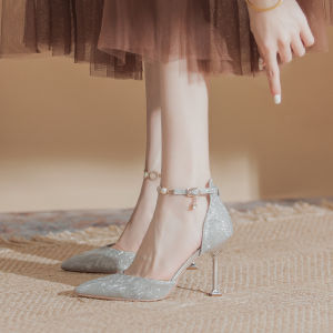 รองเท้าแต่งงานสีทอง หัวแหลม สายรัดคริสตัล ทรงหัวแหลม รองเท้าส้นสูงแบบสวมสำหรับผู้หญิง รองเท้าแฟชั่นฤดูใบไม้ผลิ 2023