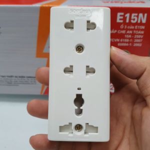 Ổ cắm điện táp lô 3 lỗ 2200W có nắm che an toàn có lỗ 3 chấu đa năng E15N E14N SOPOKA