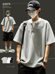 เสื้อยืดคอกลมแขนสั้นทรงหลวมสำหรับผู้ชายในช่วงฤดูร้อน สไตล์อเมริกัน ทรงฮันนี่คอ เสื้อเชิ้ตลายทางสไตล์อเมริกัน แฟชั่น ลำลอง