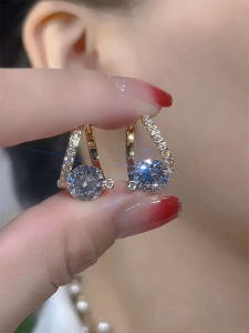 ต่างหูเพชรชุบทอง 1 กะรัต สำหรับผู้หญิง ต่างหูแฟชั่นขนาดเล็ก สไตล์หรูหรา ทันสมัย ​​รุ่นใหม่ 2023