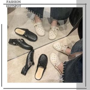 QDshop สินค้าใหม่ พร้อมส่ง รองเท้าผู้หญิง แบบสวมหัวปิด เปิดส้น ดีไซน์เรียบๆ แต่ดูดี แต่งดีเทลเข็มขัด และลายฉลุดอกไม้ มีมาให้เลือกซื้อถึง 4 สี วัสดุเป็นยางคุณภาพดี นิ่ม เบา สวมใส่สบาย