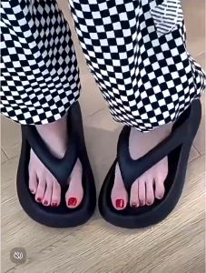 สีเรีบยๆน่ารักมากๆ น้ำหนักคือเบามาก รองเท้าแตะแบบหนีบ เดินสบาย รองเท้าแตะแฟชั่นผู้หญิง