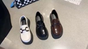 รองเท้าหนังขนาดเล็กที่ทันสมัยของผู้หญิงนักเรียนรองเท้าไม่มีส้น PU สไตล์อังกฤษสวมใส่สบายและสะดวก