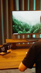 MeeGoo Mini Table Fan Type-C Rechargeable Portable Silent Desk Fan 2000mAh 3 Speed Strong Wind for Office Student Outdoor