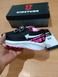 KIDZTUBS Sepatu Sekolah Anak Laki Laki Sepatu Warna Hitam Murah Tali Perekat Rekat Kecil Tanggung Umur 6-10 Tahun PAUD TK SD SMP SMA Kelas 1 2 3 4 5 6 7 8 9 0-KIDZTUBS 1324100924