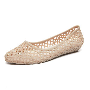 รองเท้าแตะสตรีฤดูร้อนที่สะดวกสบายพร้อมการออกแบบกลวงออกพลาสติกสีขาวรองเท้าส้นเตี้ยแบบสวมแบบสบาย ๆ รองเท้าพยาบาลกันลื่นเหมาะสําหรับตั้งครรภ์และผู้สูงอายุ