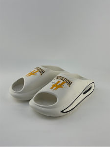 รองเท้าแตะชายหาดกันลื่นสำหรับผู้ชายในฤดูร้อนแบบสวมสบายสำหรับใส่กลางแจ้งและในร่ม รองเท้าแตะพื้นหนาสำหรับใส่ไปที่ชายหาดและเล่นกีฬา