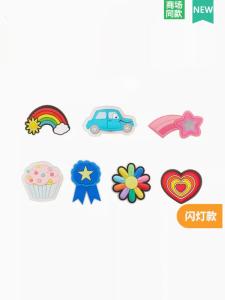 Crocs LED รองเท้าสัตว์การ์ตูนระยิบระยับ รองเท้าสัมผัสได้ในเวลากลางคืน หัวเข็มขัดสำหรับรองเท้า สีสันสดใส ทนทานต่อการสึกหรอ