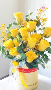 HỘP HOA NHŨ HỒNG MÀU VÀNG 12 BÔNG FIGO FLOWER – HOA TẶNG HOA LÀM QUÀ