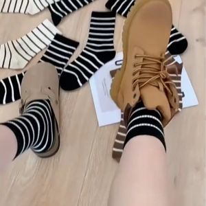 Kaos Kaki Panjang Wanita Garis Casual Fashion Mid-Calf Socks JCKK215