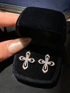 CAFFTI | Silver Lace Cross Earrings