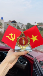 Cờ gắn xe ô tô để bàn làm việc mẫu Tôi Yêu Việt Nam tặng kèm nước hoa và thảm cao su chống trượt