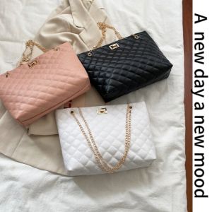 QZshop งานดีมาก กระเป๋าสะพายข้างแฟชั่นผู้หญิงทรงสวยน้ำหนักเบาลายด้านข้างเป็นแบบโซฟาสวยๆแต่งด้วยสายโซ่สีทองคือเริ่ดมากแม่สวยหรูดูแพงสุดๆ รีบกดตุ่มเลยน้า