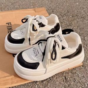 Fufu รองเท้าลําลองสีขาวสําหรับสตรี 2024 ฤดูใบไม้ผลิสไตล์ใหม่หนาส้นสูงสไตล์วิทยาลัยหนังด้านบนรองเท้า LACE-Up ปิด