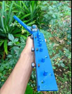 Alat penekuk besi beton