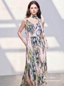 3COLOUR·S | Printed Pleated V-Neck Sleeveless Long Dress