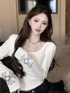 เสื้อยืดคอกว้างแขนยาวสไตล์อเมริกันสำหรับผู้หญิง เสื้อเชิ้ตทรงเข้ารูป เสื้อชั้นในแฟชั่นฤดูใบไม้ผลิ ลายดอกไม้ ทรงเข้ารูป เสื้อผ้าทำงาน