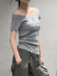 BINKAFENNY | เสื้อยืดแขนสั้นถักสีเทาไม่สมมาตรสไตล์อเมริกันสำหรับผู้หญิงในฤดูร้อน เสื้อเปิดไหล่เซ็กซี่เข้ารูป เสื้อผ้าทำงานสไตล์เกาหลี
