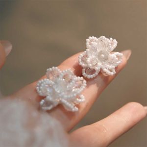French Style White Flower Crystal Pearl Earrings Beach Luxury Mosquito Coil Tray Clip-On Earrings Sweet Floral Design for Women