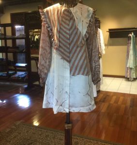 Tara Tunik by Dian Pelangi LIMITED EDITION Baju Blouse Atasan Kemeja Blus Outfit Casual Formal Kerja Kantor Pesta Pernikahan Kondangan Wanita Hijaber Cantik Anggun Modis Modern Elegan Mewah Model Korea Terbaru Motif Batik Abstrak Hand Made Kekinian