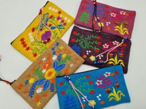 Ví vải thêu hình có gắn dây đeo tay lục lạc MẪU MỚI hàng đẹp 1163 (ảnh tự chụp)