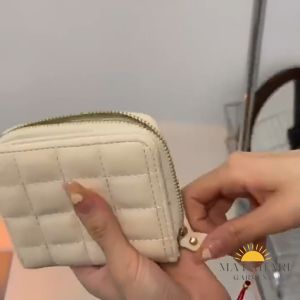 Description: This Japanese Minimalist Ins Tofu Short Purse is perfect for carrying coins, cash, and cards. The zipper bifold pouch wallet is made of high-quality materials and has a soft texture. It has a simple and elegant design, suitable for any occasion. Get yours now!