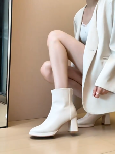 [COD]French‑Style Off‑White Block Heel Round Toe Platform Ankle Booties New Slim‑Fit Martin Short Leather Boots for Women Back Zipper Stretch Soft Leather Fashion Short Boots
