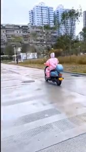 Áo mưa măng tô mẫu mới hàng quảng châu - áo mưa nữ có khoá kéo tiện lợi hình gấu Nice thiết kế mới nhất . Áo Mưa Gấu Nice Áo Mưa Thời Trang Thiết Kế Có Cả Bao Che Tay Dưới Mưa