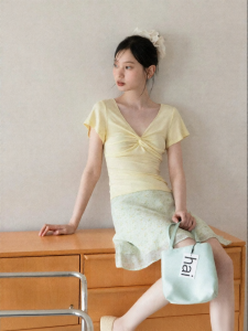 Cantonstory | V-Neck Twisted Slimming T-Shirt