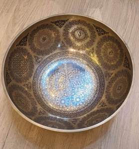 [TH] ระฆังทิเบตทำมือทองเหลืองจากเนปาล 36ซม. (4592ก.) – แกะสลักเลเซอร์ ลายรอยพระบาท & มณฑลศักดิ์สิทธิ์ | ทำสมาธิ โยคะ บำบัดเสียง [EN] Handmade Brass Singing Bowl 36cm (4592g) – Laser Engraved Buddha Footprint & Sacred Mandala | Meditation Yoga Sound Heal