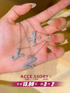 สร้อยคอไททาเนียม 26 ตัวอักษร ประดับเพชรเต็มตัว สร้อยคอโซ่กระดูกไหปลาร้าสำหรับผู้หญิง ของขวัญวัน Qixi ดีไซน์ดั้งเดิม