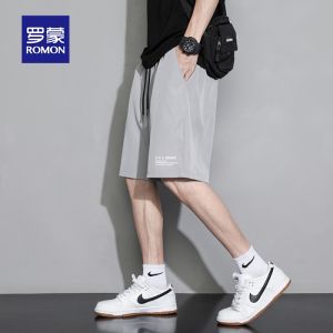 ROMON | กางเกงขาสั้นผ้าไหมน้ำแข็งลำลองสำหรับผู้ชาย ทรงหลวม ใส่สบาย สำหรับฤดูร้อน กางเกงขาสั้นชายหาด 5 จุด ทรงตรง ทรงลำลอง
