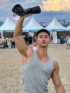 เสื้อกั๊กผ้าฝ้ายสีพื้นสไตล์อเมริกันสำหรับผู้ชาย ทรงหลวม สวมใส่สบาย สำหรับฤดูร้อน วิ่ง ออกกำลังกาย ไร้แขน เสื้อตัวบน