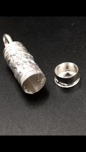 Mặt Dây Chuyền Nam Nữ Đựng B.ù.a Hình Trụ Khắc Họa Tiết Rồng Bạc Hiểu Minh MDN023L