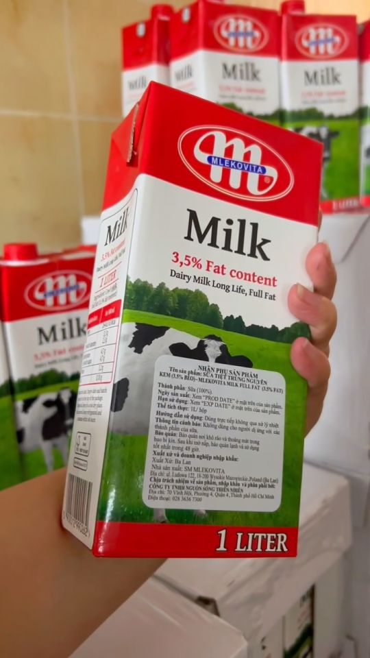 Thùng 12 Hộp Sữa Tươi Tiệt Trùng Mlekovita Nguyên Kem Không Đường 1L - nhập khẩu chính hãng từ Ba Lan phù hợp với trẻ em trên 1 tuổi.