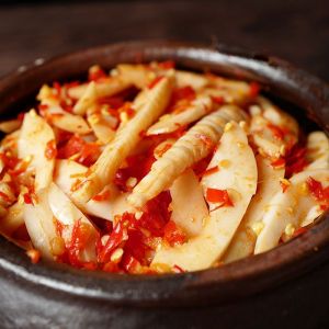 พริกไทยดองสำเร็จรูปหน่อไม้ไผ่เปรี้ยวและเผ็ดหน่อไม้ไผ่หน่อไม้ไผ่ผักดองกรอบหน่อไม้ไผ่กรอบ