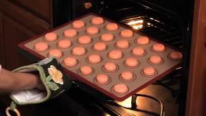 แผ่นรองอบซิลิโคน 30×21CM/42×29.5CM  ใช้สําหรับอบ สำหรับการอบมาการองและคุกกี้ ช่องอบ 30 ช่อง แผ่นอบไม่ติดสำหรับเตาอบขนมปัง ทนความร้อน ﻿