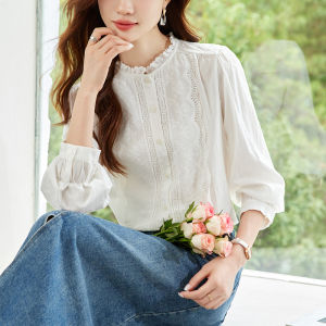 เสื้อเชิ้ตคอโปโลแขนสั้นผ้าลูกไม้สีขาวสไตล์ฝรั่งเศสสำหรับผู้หญิง ทรงหลวม ลำลอง หวาน สง่างาม ฤดูร้อน 2025