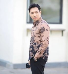 KEMEJA BATIK SLIMFIT MODERN||KEMEJA BATIK MOTIF BUNGA MATAHARI MOCCA||KEMEJA MOCCA PRIA||KEMEJA BATIK PRIA LENGAN PANJANG BATIK SOLO HALUS