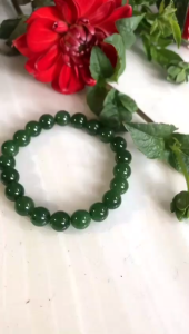 Vòng Đeo Tay chuỗi đá Ngọc Phật Xanh Ngọc bích bóng đẹp size hạt 95mm xinh lắm món quà tặng Mẹ tặng vợ tặng người thân ý nghĩa có 950k ạ