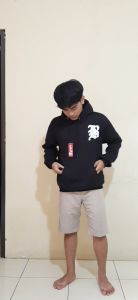 Sweater Polos Pria Hoodie Sherpa Brothergood - Jaket Sherpa Pria Wanita Size M-XXL (Black)\r\n\r\nBerikut adalah ulasan tentang Sweater Polos Pria Hoodie Sherpa Brothergood yang cocok untuk pria dan wanita dengan ukuran M-XXL dalam warna hitam. Produk ini memiliki berbagai keunggulan dan fitur yang membuatnya menjadi pilihan tepat untuk berbagai kebutuhan pengguna.\r\n\r\n Keunggulan Bahan Sherpa Nyaman\r\n\r\nSweater Polos Pria Hoodie Sherpa Brothergood dibuat menggunakan bahan fleece tebal yang memiliki sifat menyerap keringat dan nyaman dipakai sehari-hari. Bahan ini juga tahan lama dan awet, sehingga dapat digunakan dalam jangka waktu yang lama tanpa mudah rusak. Selain itu, jaitan rapih pada produk ini menjadikannya cocok untuk semua kalangan usia dan nyaman digunakan kemana saja.\r\n\r\n Desain Polos dan Stylish\r\n\r\nDesain polos dan stylish dari Sweater Polos Pria Hoodie Sherpa Brothergood menjadikannya hits fashion saat ini. Produk ini bisa dipakai oleh wanita maupun pria, sehingga sangat fleksibel untuk berbagai kebutuhan. Ukuran lokal (mengikuti size Indo) yang tersedia meliputi:\r\n\r\n- Size M : Panjang 67 cm, Lebar 52x2 cm\r\n- Size L : Panjang 69 cm, Lebar 54x2 cm\r\n- Size XL : Panjang 71 cm, Lebar 56x2 cm\r\n- Size XXL : Panjang 73 cm, Lebar 58x2 cm\r\n\r\n Cara Pembelian & Pengiriman\r\n\r\nUntuk membeli Sweater Polos Pria Hoodie Sherpa Brothergood, Anda bisa melakukan pembayaran di tempat (COD). Informasi detail ukuran juga telah disebutkan pada bagian sebelumnya. Pastikan Anda memilih ukuran yang tepat agar produk tersebut nyaman dipakai oleh Anda.