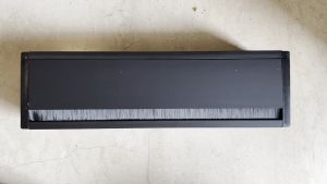 GROMMET FLIP TOP TRAP DOOR COVER PENUTUP TUTUP LUBANG STOP KONTAK MEJA KERJA KANTOR MEETING HITAM ISI 4 EMPAT POWER ARDE PANASONIC BAHAN ALUMINIUM UKURAN 40CM 40 CM