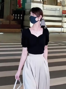 French Elegant Black V-Neck Bubble Sleeve T-Shirt Commute Slimming Top Womens Fashion Summer New Style Short Sleeve T-Shirt