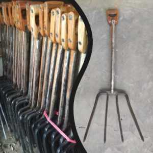 Garpu injak bahan baja disepuh dan di tempa alat bantu pertanian dan perkebunan